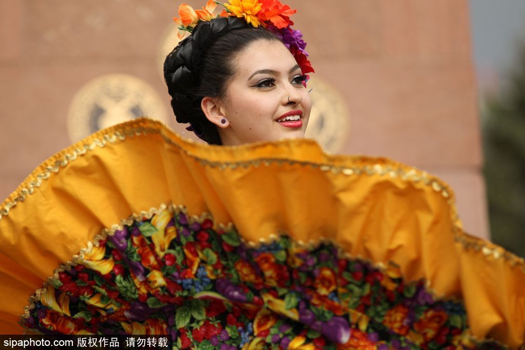 載歌載舞放飛自我 美國丹佛墨西哥裔民眾慶祝五月五日節