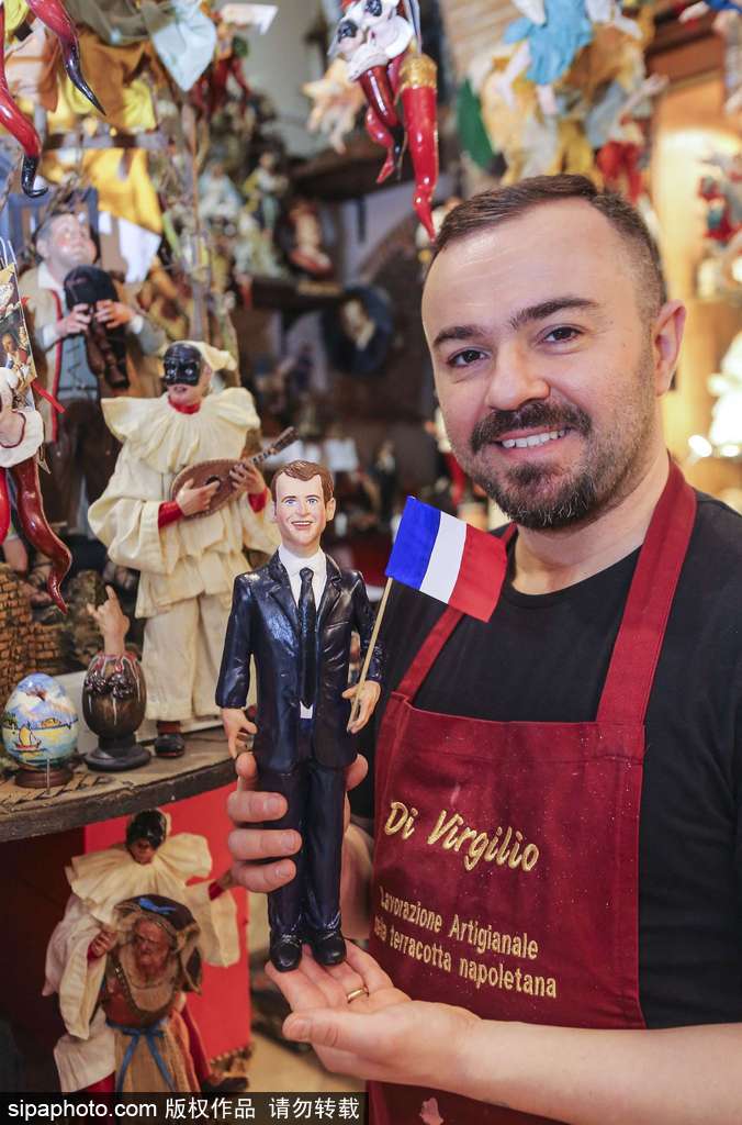 馬克龍當(dāng)選法國總統(tǒng) 意大利工匠制作手工雕像栩栩如生