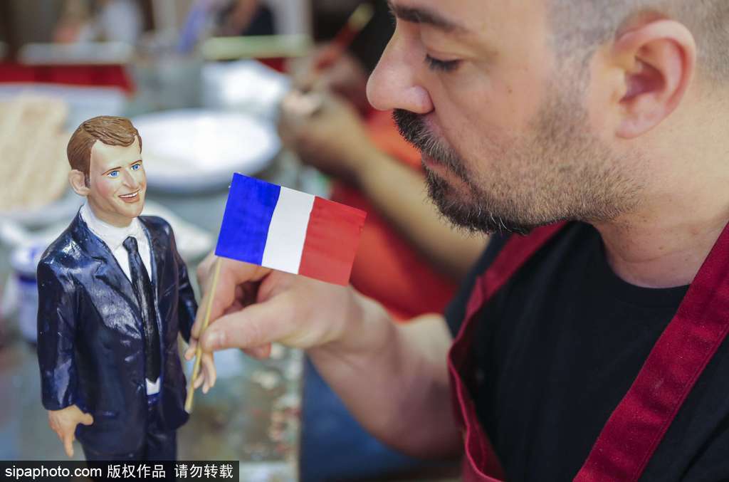 馬克龍當選法國總統 意大利工匠制作手工雕像栩栩如生