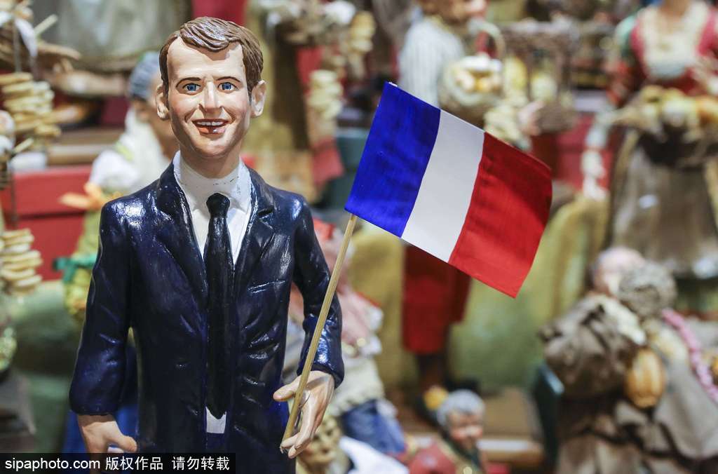 馬克龍當選法國總統(tǒng) 意大利工匠制作手工雕像栩栩如生