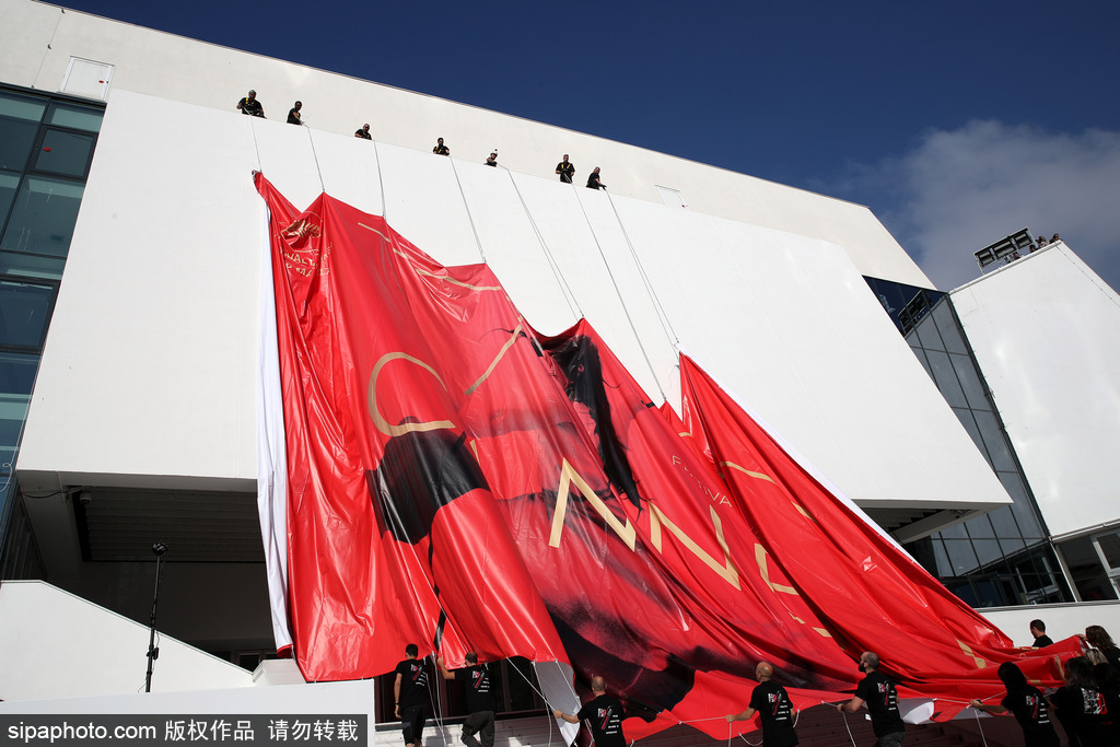 70屆戛納電影節前瞻準備 巨幅海報懸掛完畢