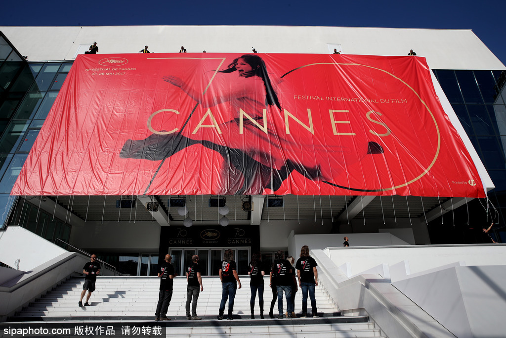 70屆戛納電影節前瞻準備 巨幅海報懸掛完畢