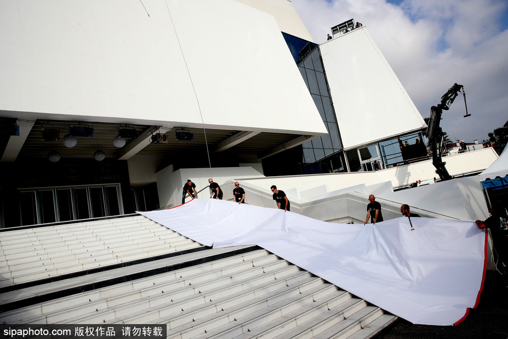 70屆戛納電影節前瞻準備 巨幅海報懸掛完畢