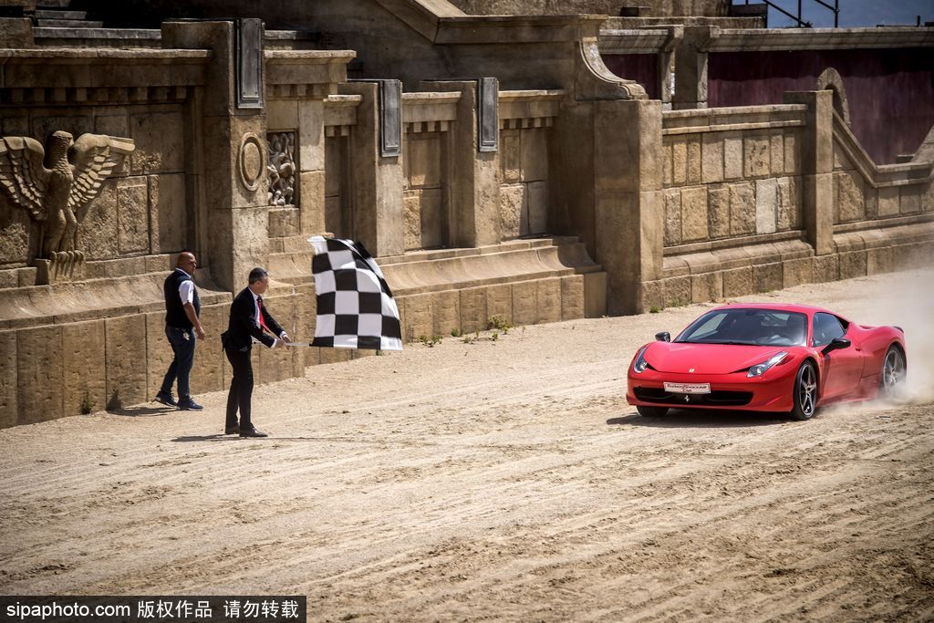 意大利最奇葩的賽事：馬車和法拉利比誰跑得快