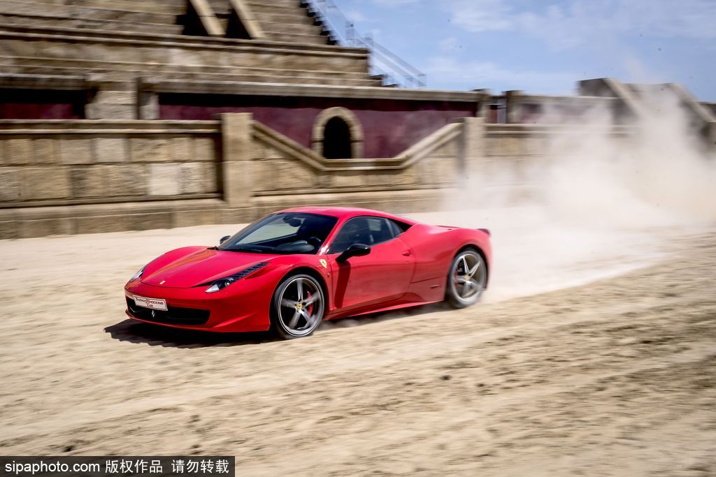 意大利最奇葩的賽事：馬車(chē)和法拉利比誰(shuí)跑得快