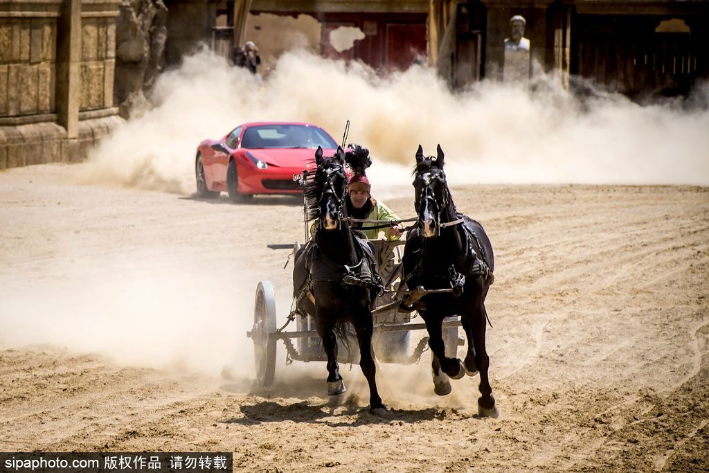 意大利最奇葩的賽事：馬車和法拉利比誰(shuí)跑得快