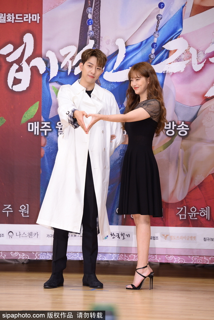 韓劇《我的野蠻女友》發布會 元氣美男周元被女星包圍賣萌