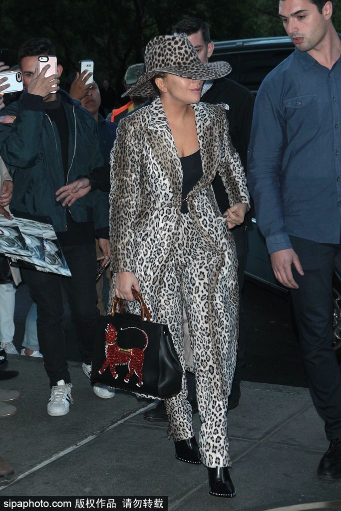 Gaga一身豹紋裝現身 戴大檐帽疑似素顏出鏡