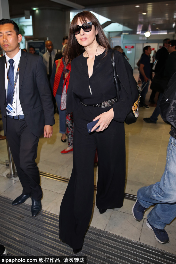 莫妮卡·貝魯奇抵達法國尼斯 將任戛納電影節司儀