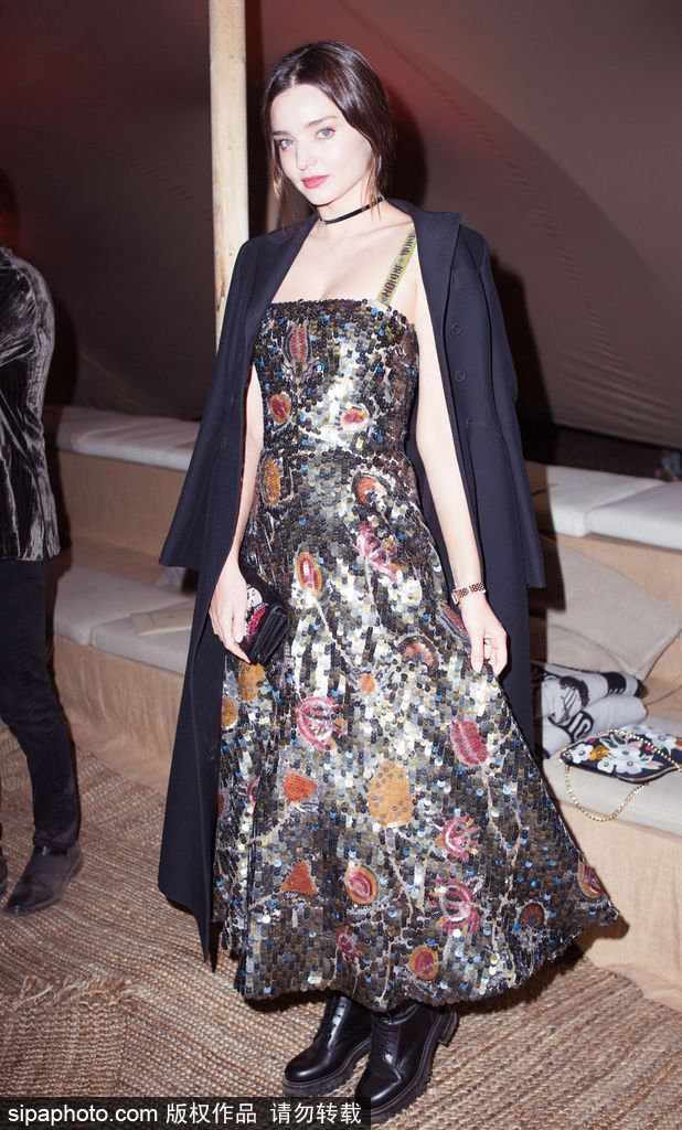 可兒一襲絲質禮裙現身時尚派對 翩翩起舞謀殺菲林