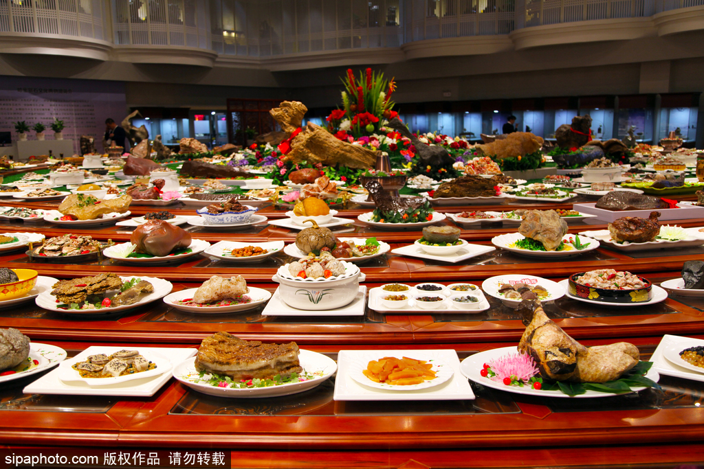 新疆哈密：玉盤(pán)珍饈 “天下第一奇石宴”堪稱(chēng)一絕