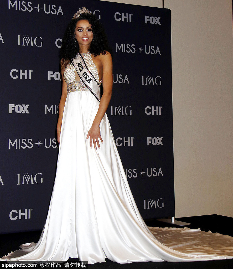 2017美國(guó)小姐冠軍出席發(fā)布會(huì) 一襲白色長(zhǎng)裙性感優(yōu)雅