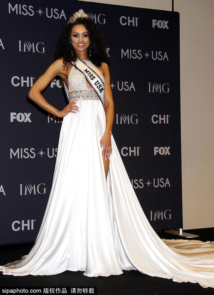 2017美國小姐冠軍出席發布會 一襲白色長裙性感優雅