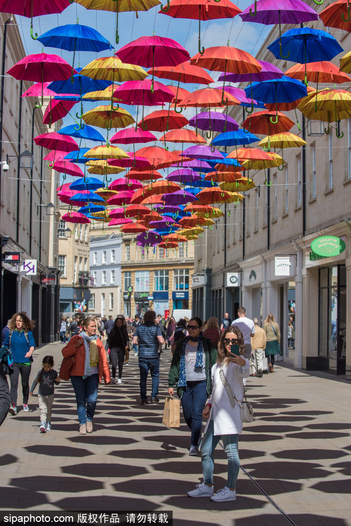 英國巴思街道懸掛多彩雨傘 色彩明亮裝點城市