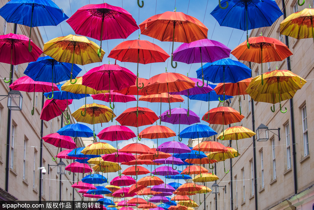 英國(guó)巴思街道懸掛多彩雨傘 色彩明亮裝點(diǎn)城市