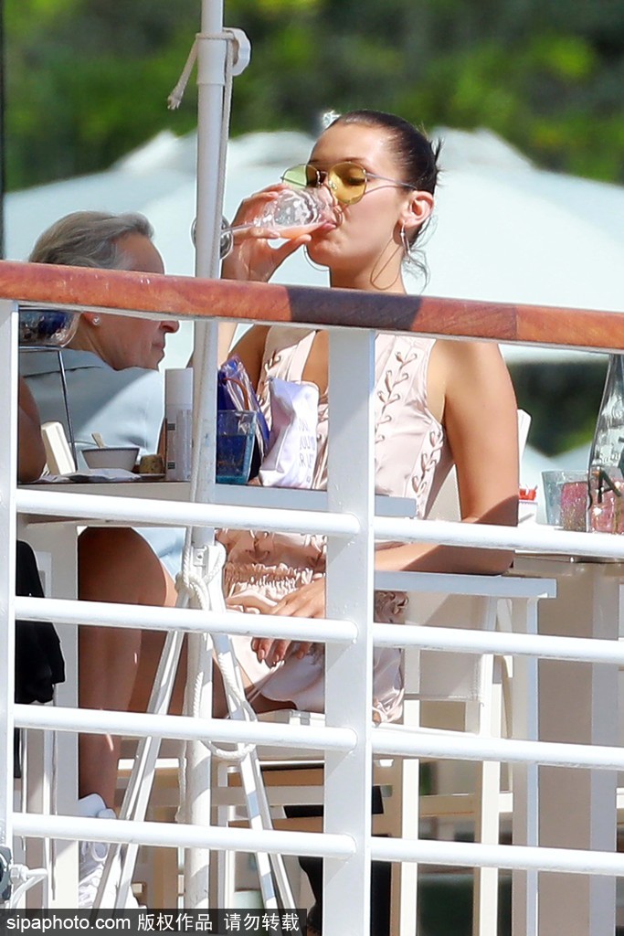 70屆戛納：貝拉·哈迪德白衣現身悠閑喝飲料與友人開心熱聊