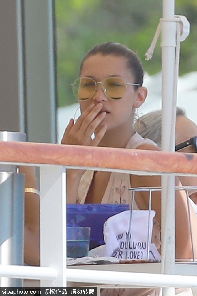 70屆戛納：貝拉·哈迪德白衣現身悠閑喝飲料與友人開心熱聊