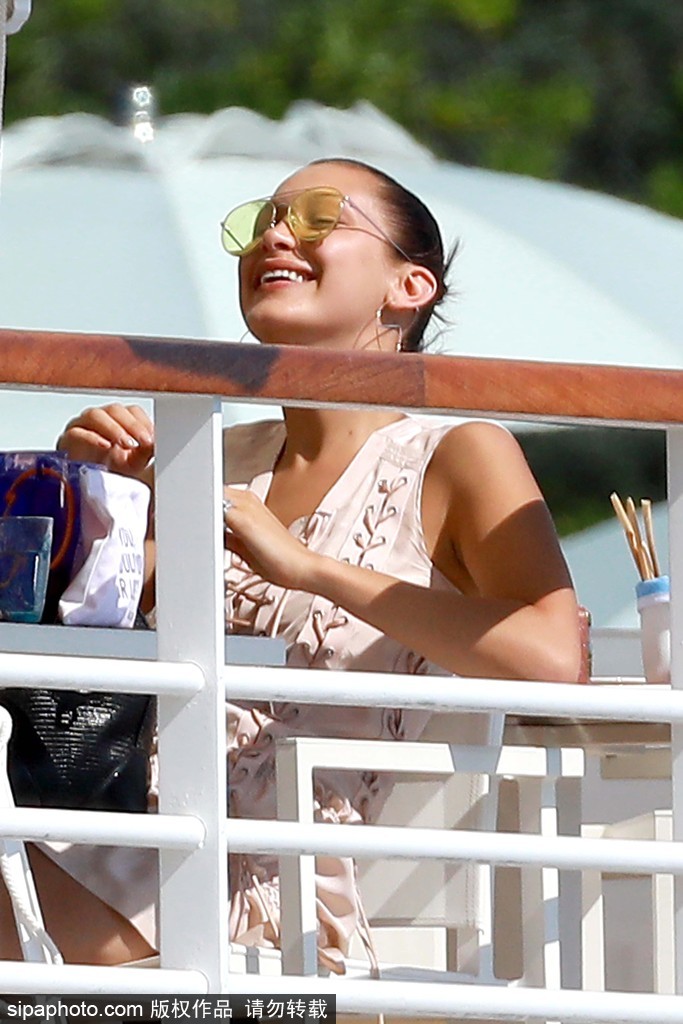 70屆戛納：貝拉·哈迪德白衣現身悠閑喝飲料與友人開心熱聊