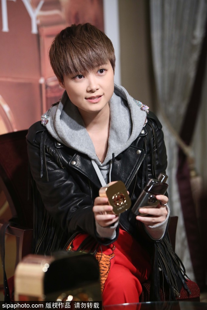 李宇春今晚再戰(zhàn)戛納 盤點(diǎn)“春哥”的時(shí)尚之路