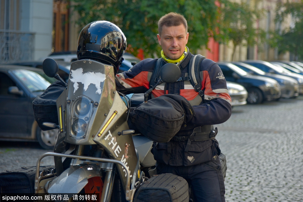 住在摩托車上的環(huán)球旅行 俄羅斯旅行家穿行62個國家