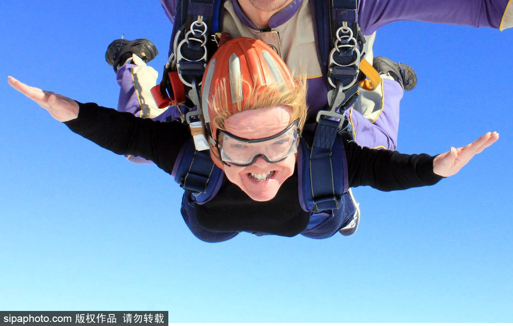 在云端看別樣風景 盤點全球跳傘趣聞