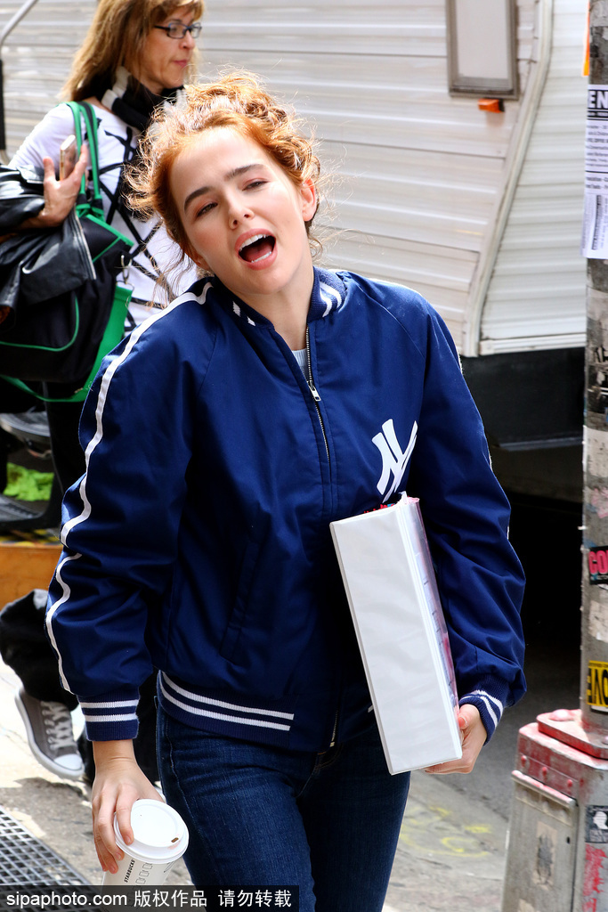 萬惡的抓拍！鏡頭中的90后氣質美女佐伊·達奇顏值崩塌表情瘋癲