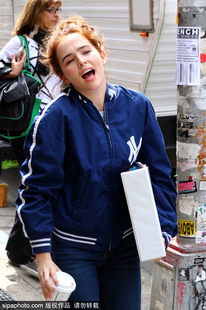 萬(wàn)惡的抓拍！鏡頭中的90后氣質(zhì)美女佐伊·達(dá)奇顏值崩塌表情瘋癲