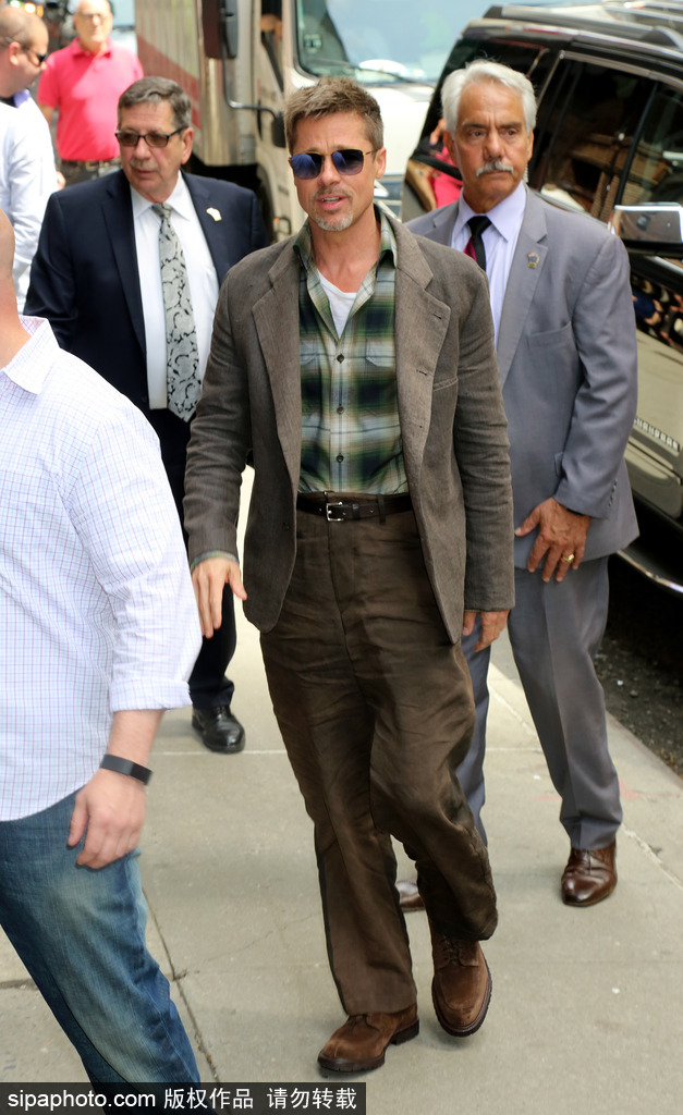 愛上復古風？布拉德·皮特示范懷舊風穿搭