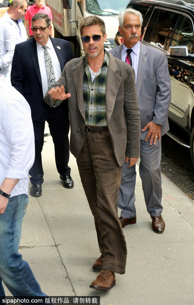 愛上復古風？布拉德·皮特示范懷舊風穿搭