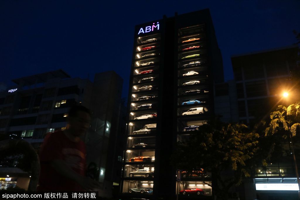 投幣買豪車！新加坡現(xiàn)世界最高汽車自動售貨機(jī)達(dá)15層樓