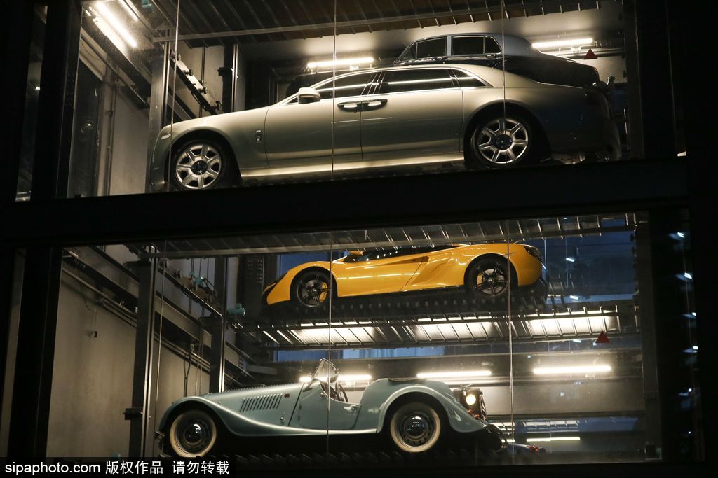 投幣買豪車！新加坡現(xiàn)世界最高汽車自動(dòng)售貨機(jī)達(dá)15層樓