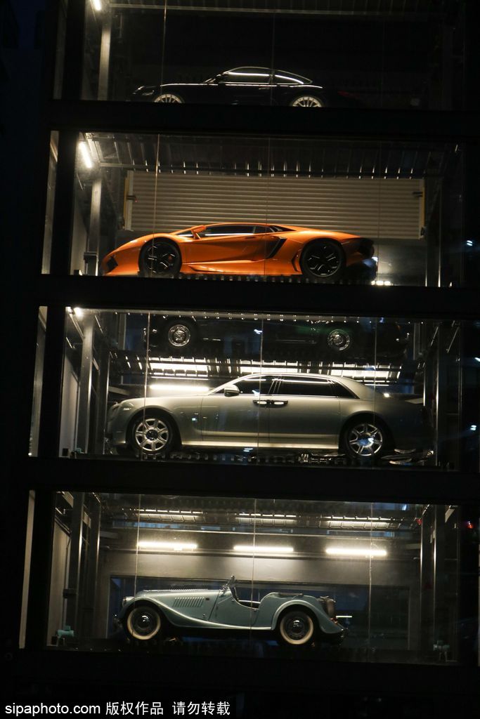 投幣買豪車！新加坡現(xiàn)世界最高汽車自動(dòng)售貨機(jī)達(dá)15層樓