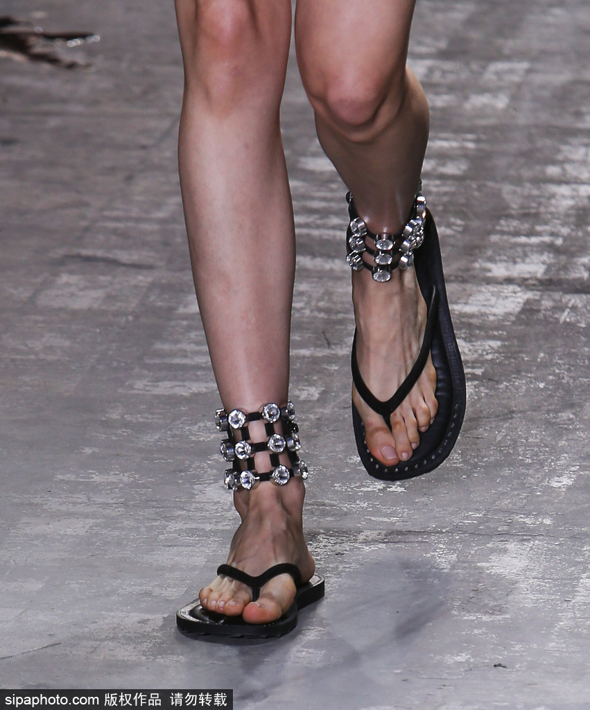 氣溫飆升 姑娘們讓腳踝歇一歇吧 換上平底涼鞋也很美呀！