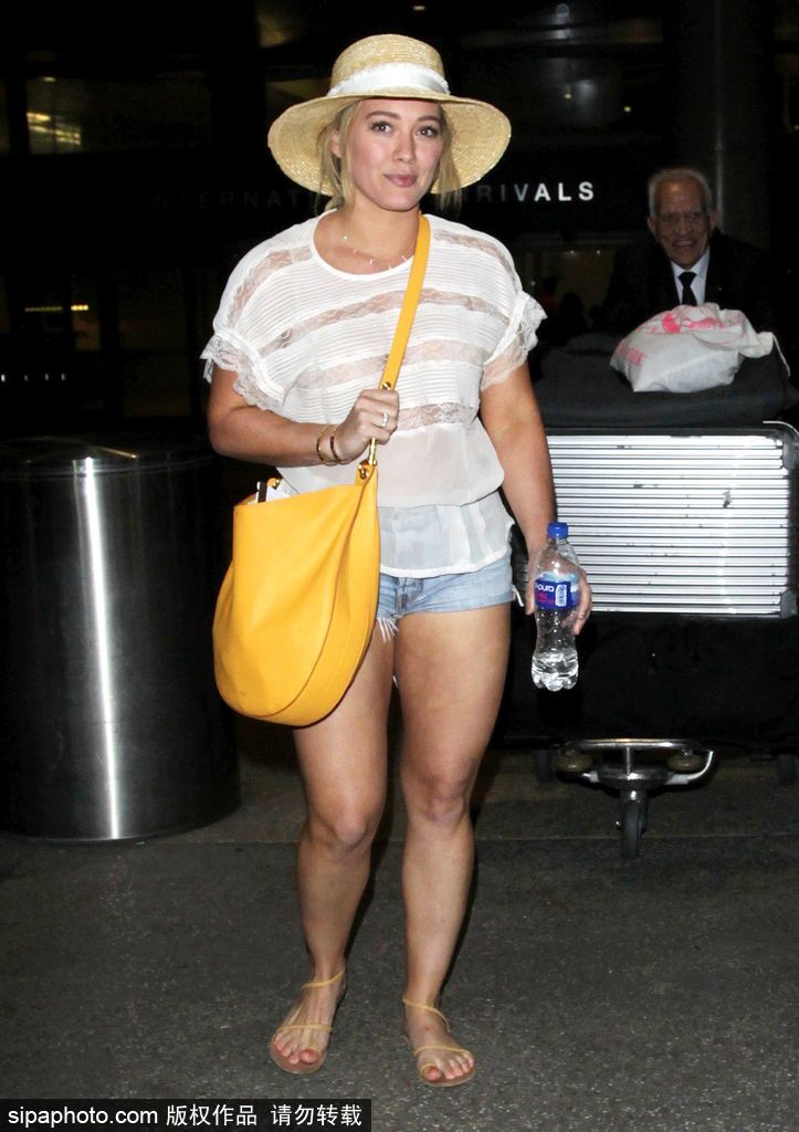 氣溫飆升 姑娘們讓腳踝歇一歇吧 換上平底涼鞋也很美呀！