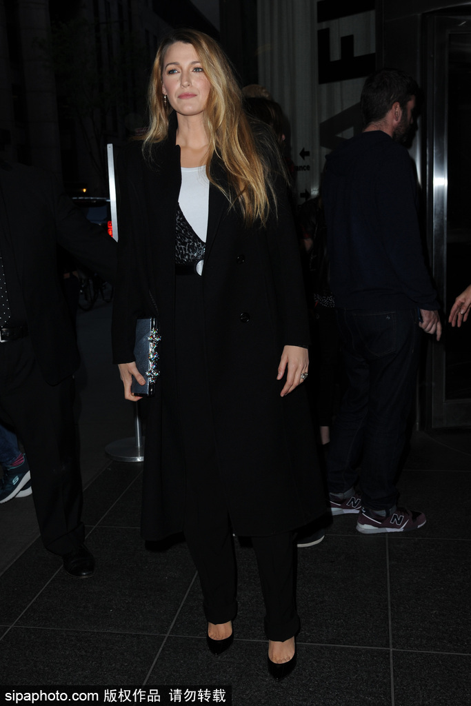 “緋聞女孩”布萊克·萊弗利二度當媽后 黑裝現身面容成熟