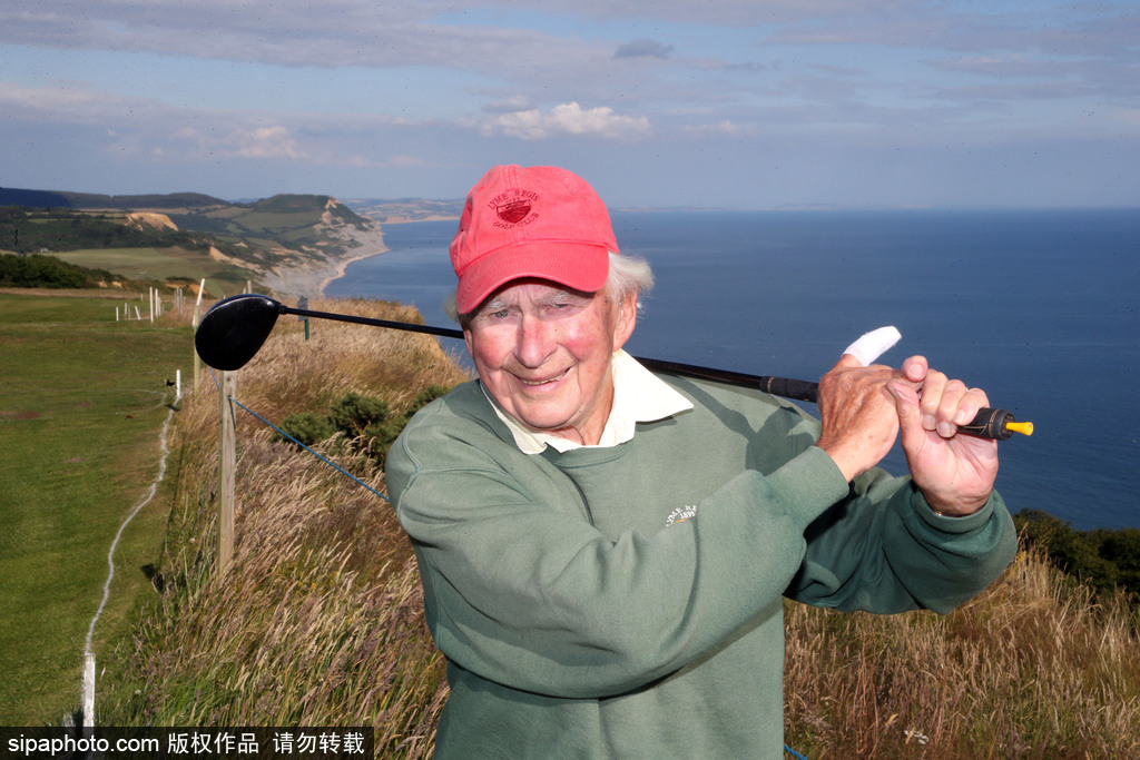 老當益壯！ 英國94歲最高齡高爾夫球手仍然活躍在球場
