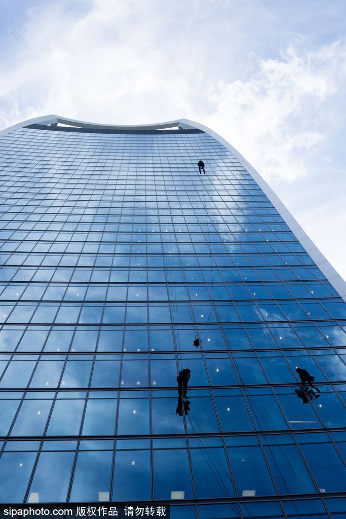 摩天大廈“行走者” 英國(guó)工人進(jìn)行“對(duì)講機(jī)大樓”外壁檢查