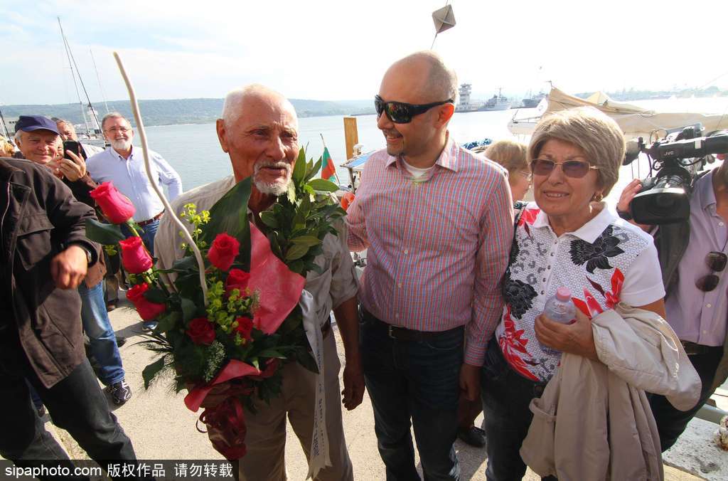 別再拿年齡當借口 八旬老人獨自完成環球航行像“英雄”一樣歸來