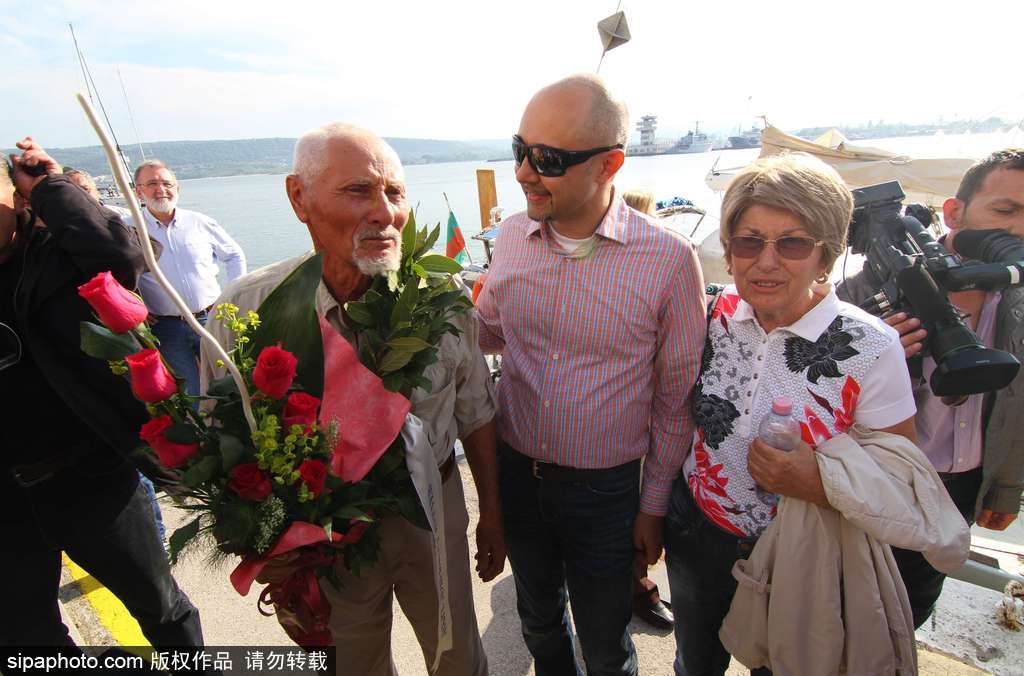 別再拿年齡當(dāng)借口 八旬老人獨(dú)自完成環(huán)球航行像“英雄”一樣歸來