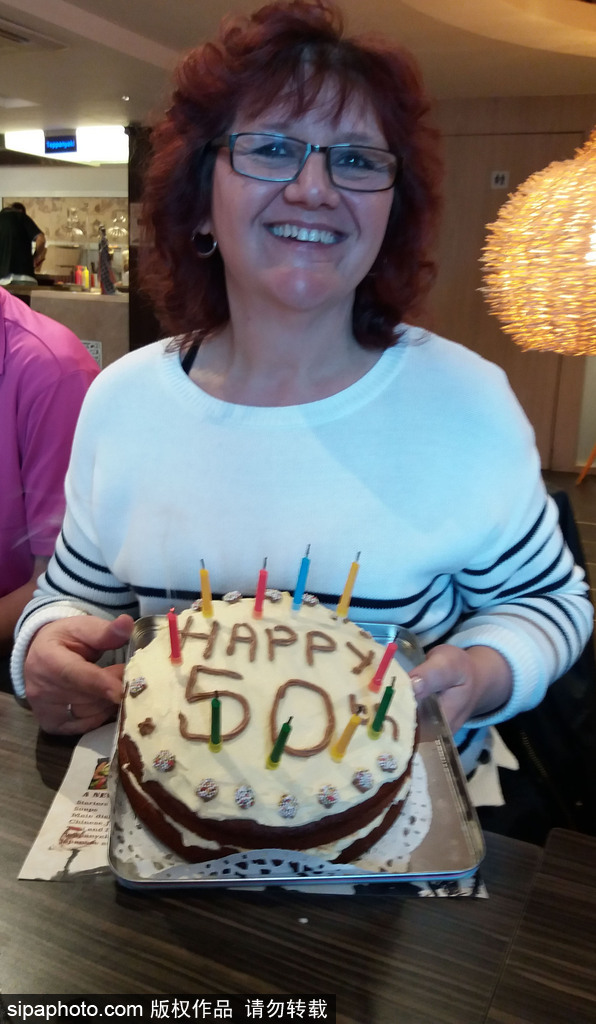 為了跳傘英國(guó)女子下決心減肥 終與75歲母親完成夢(mèng)想