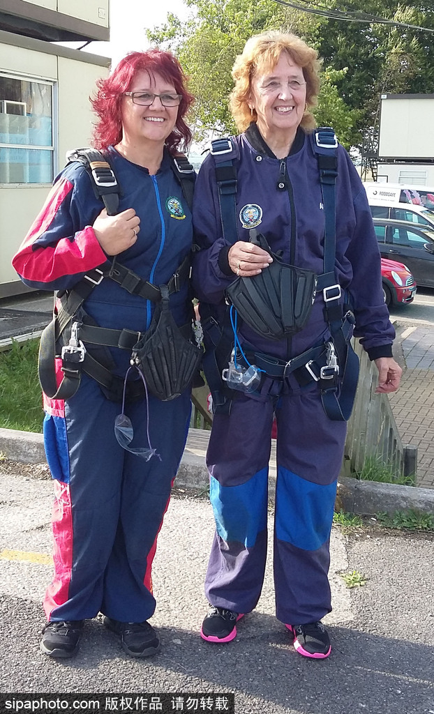 為了跳傘英國(guó)女子下決心減肥 終與75歲母親完成夢(mèng)想