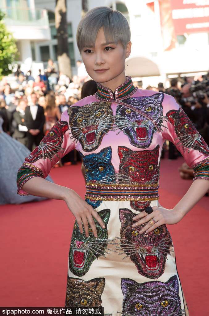 李宇春再次亮相戛納電影節(jié) 復(fù)古旗袍被評(píng)最佳著裝