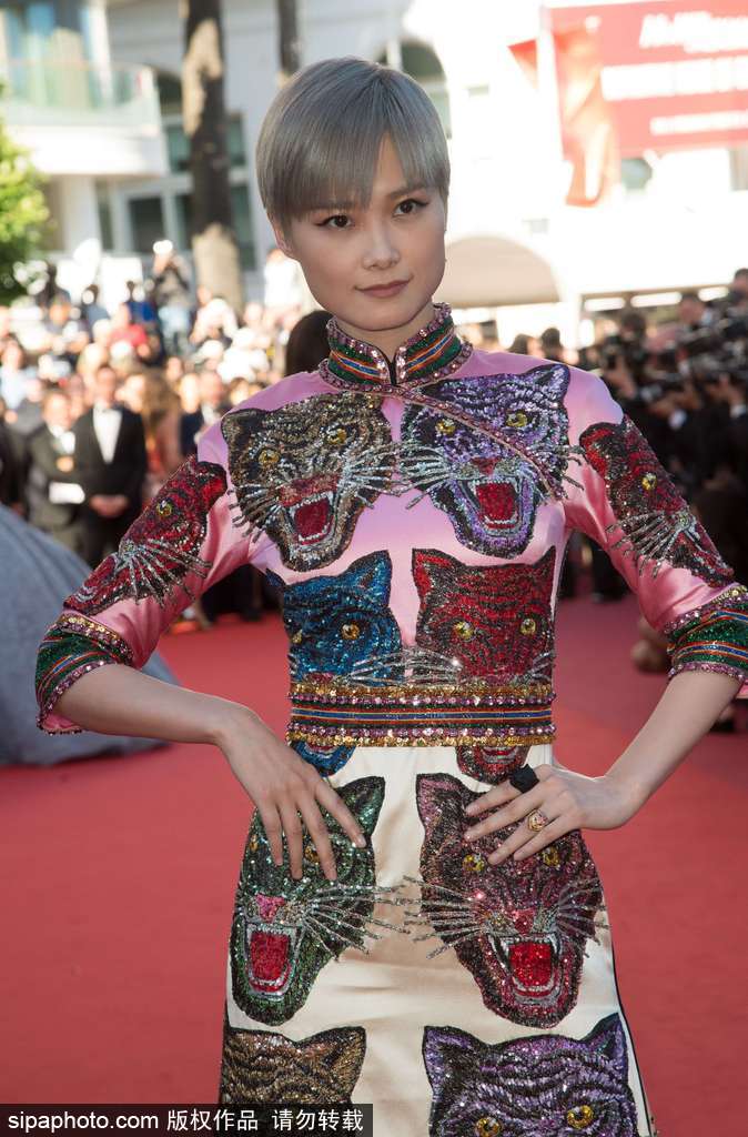李宇春再次亮相戛納電影節 復古旗袍被評最佳著裝