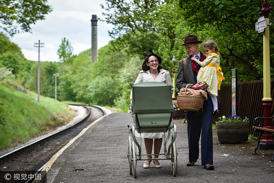 英國(guó)小鎮(zhèn)辦復(fù)古趴 情侶擁吻展示戰(zhàn)爭(zhēng)歲月另類愛情