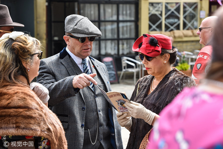 英國(guó)小鎮(zhèn)辦復(fù)古趴 情侶擁吻展示戰(zhàn)爭(zhēng)歲月另類(lèi)愛(ài)情