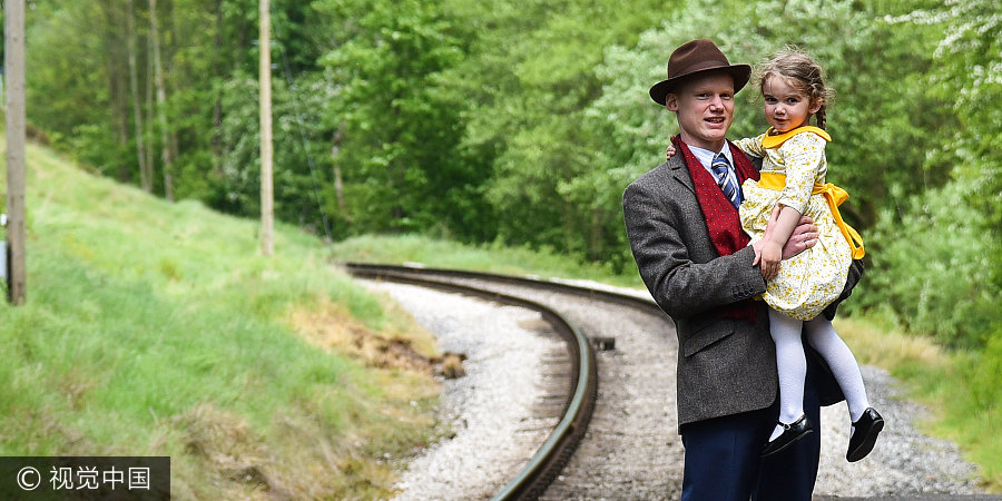 英國小鎮辦復古趴 情侶擁吻展示戰爭歲月另類愛情