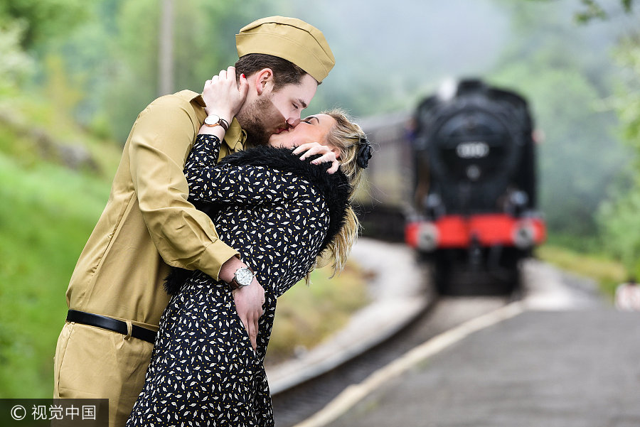 英國小鎮(zhèn)辦復(fù)古趴 情侶擁吻展示戰(zhàn)爭歲月另類愛情