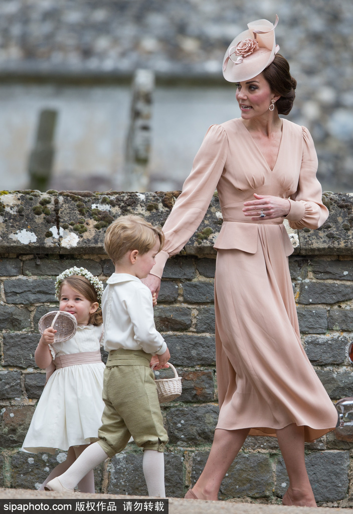 妹妹結婚凱特王妃忙壞了 照顧倆萌娃場面溫馨有愛