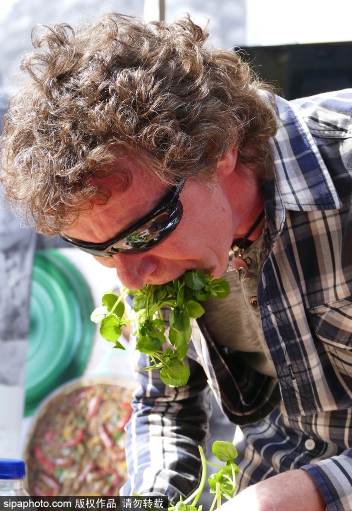 舌尖上的美食？英國(guó)吃豆瓣菜大賽眾選手大快朵頤瘋狂塞菜