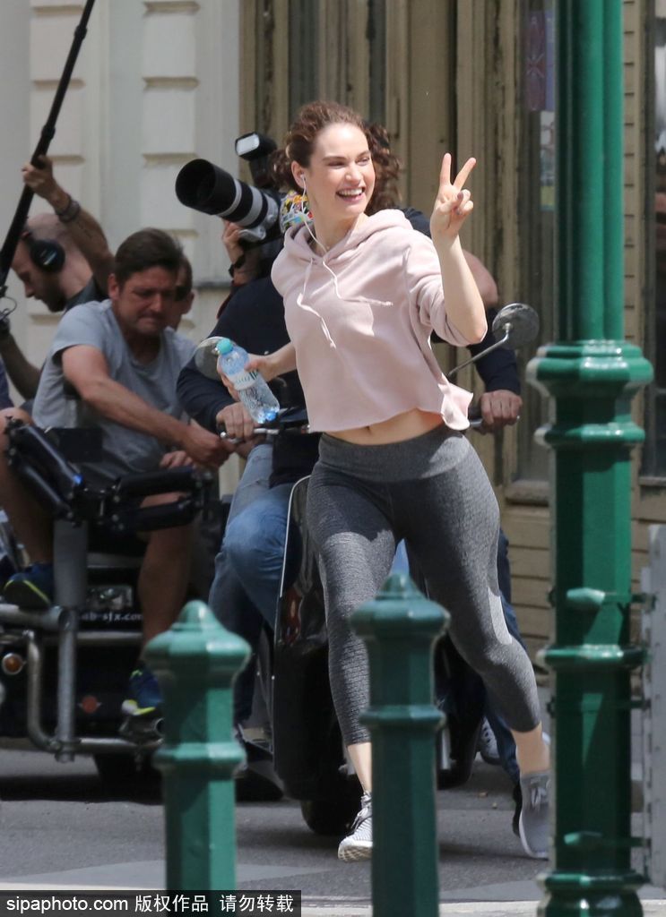 “灰姑娘”莉莉·詹姆斯片場(chǎng)穿運(yùn)動(dòng)裝跑步秀蠻腰